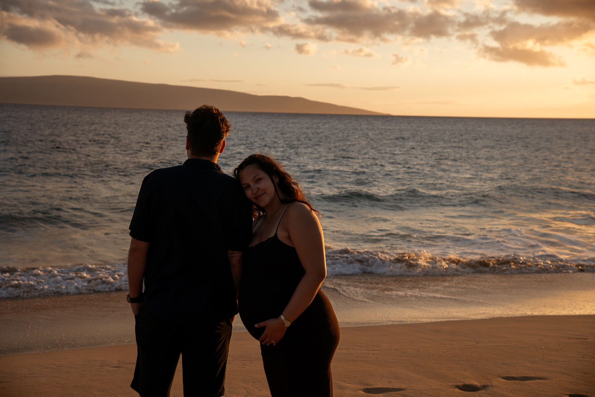 Couple maternity photo session on the beach in Maui, Hawaii